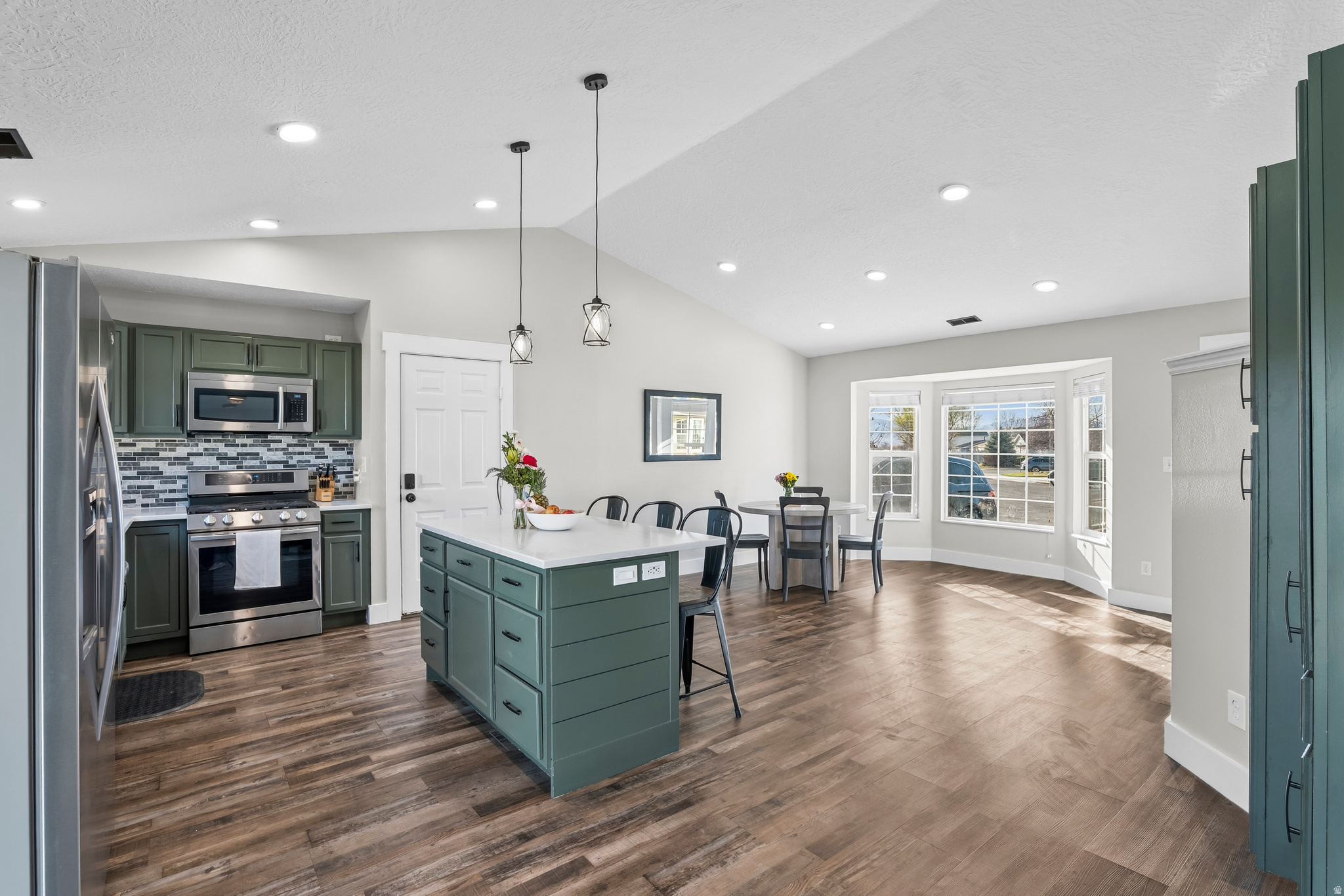 COUNTRY ESTATES - Residential