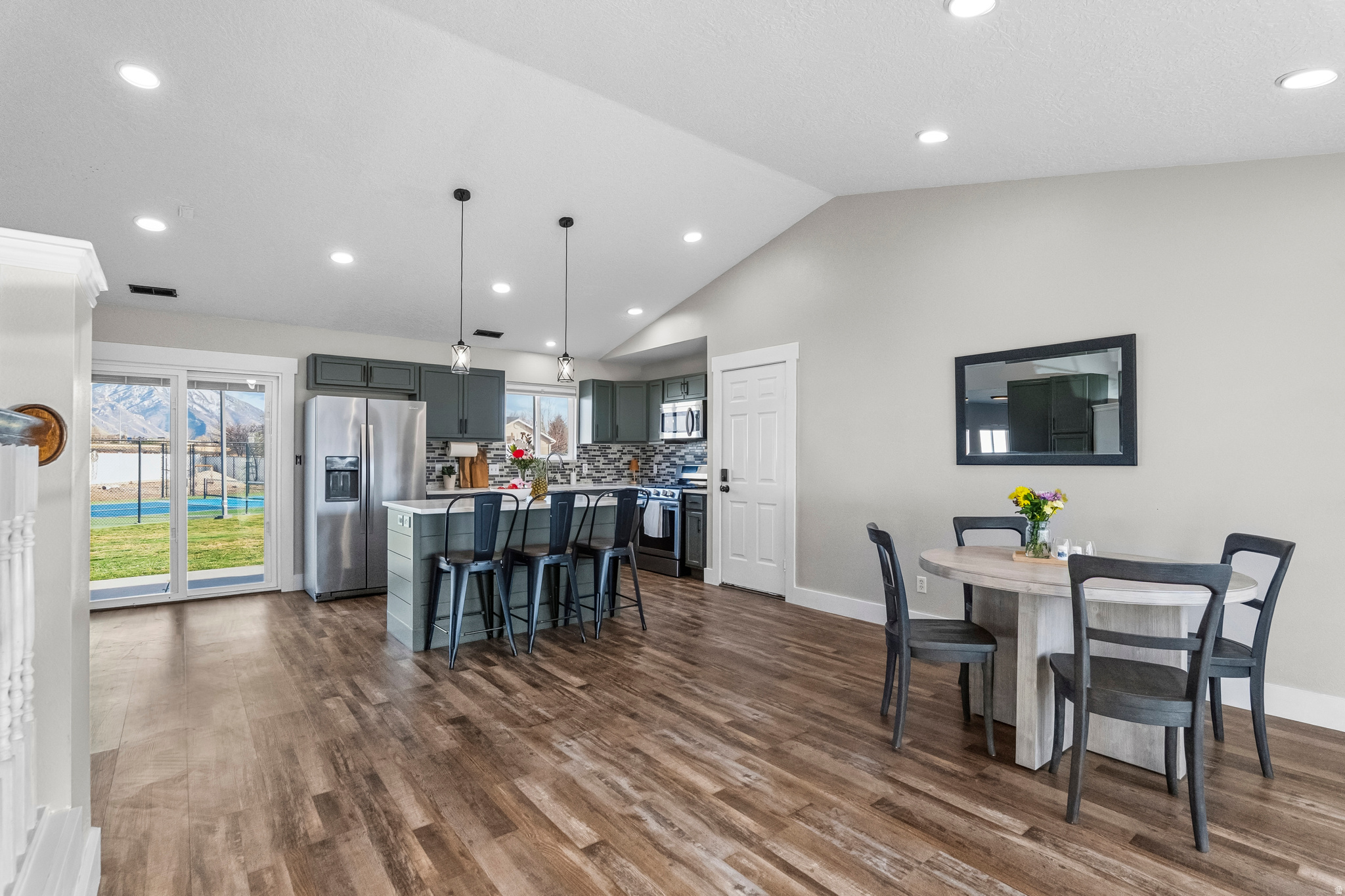 COUNTRY ESTATES - Residential