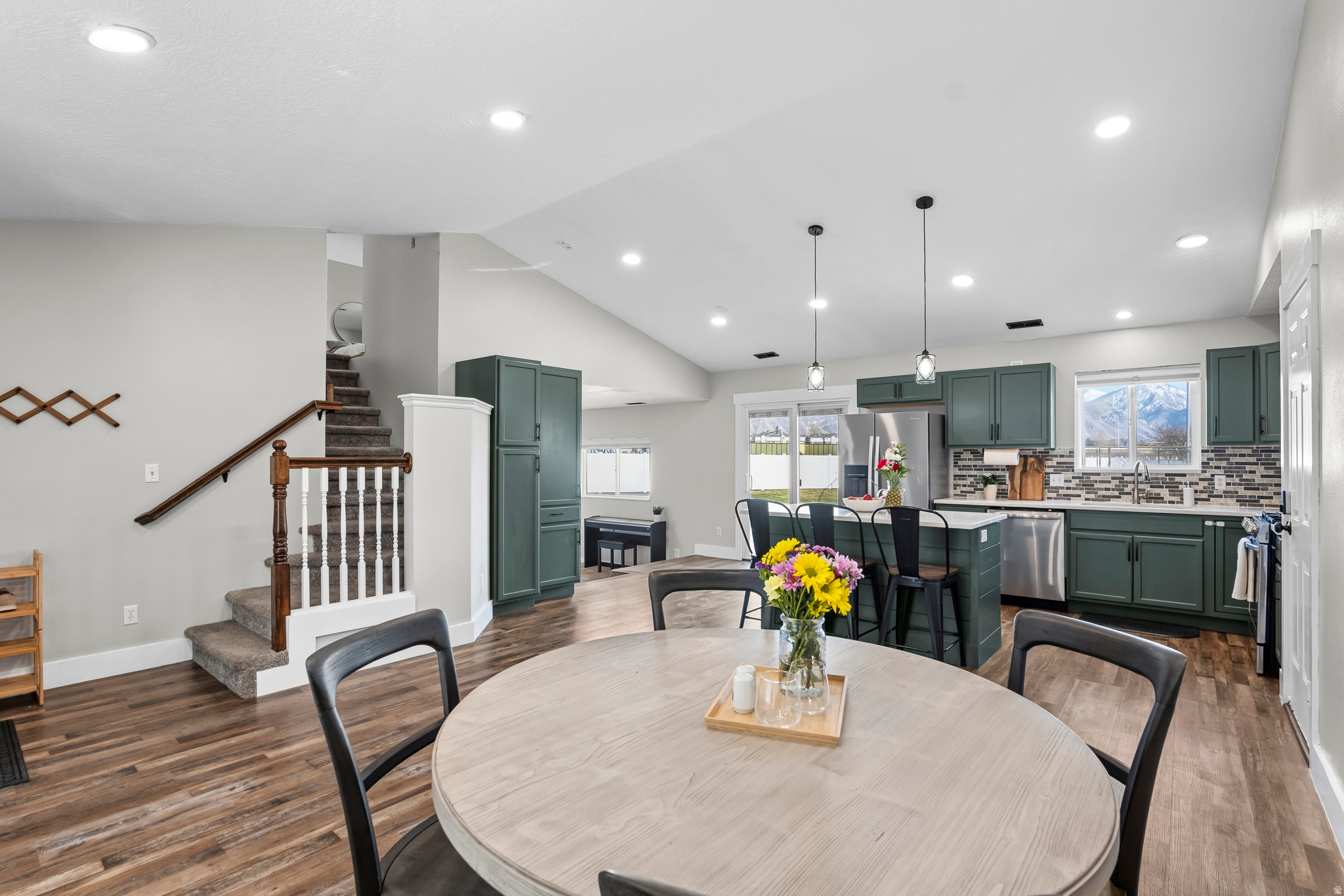 COUNTRY ESTATES - Residential