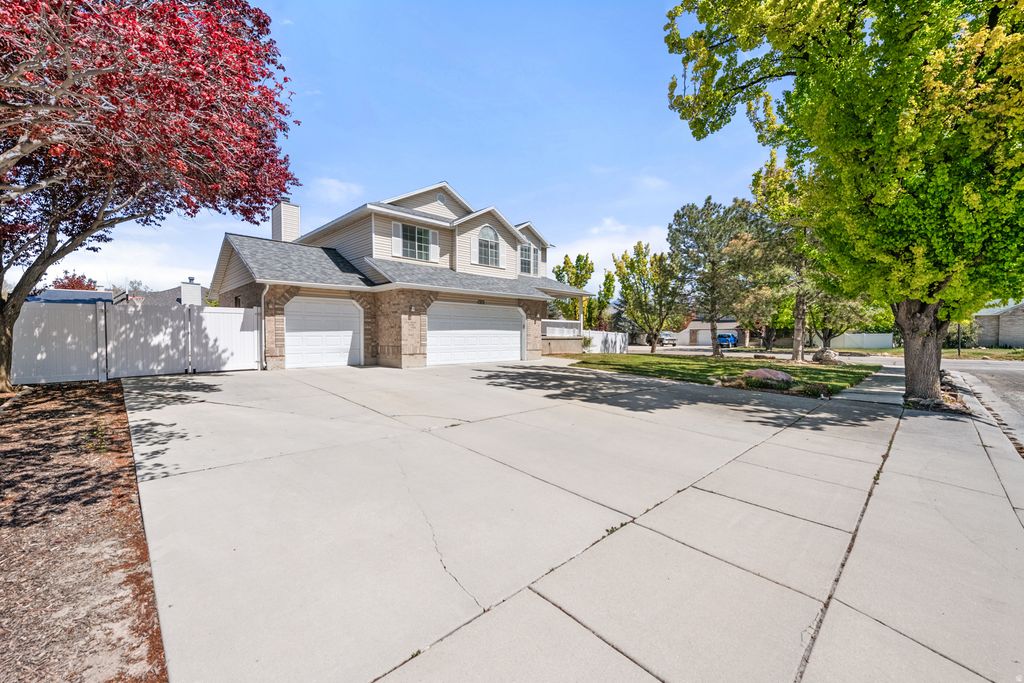 Photo of 1372 W QUAIL COVEY CIR, Riverton, UT 84065 (MLS # 2155981)