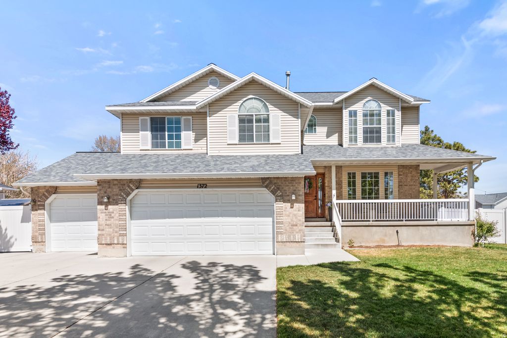 Photo of 1372 W QUAIL COVEY CIR, Riverton, UT 84065 (MLS # 2155981)