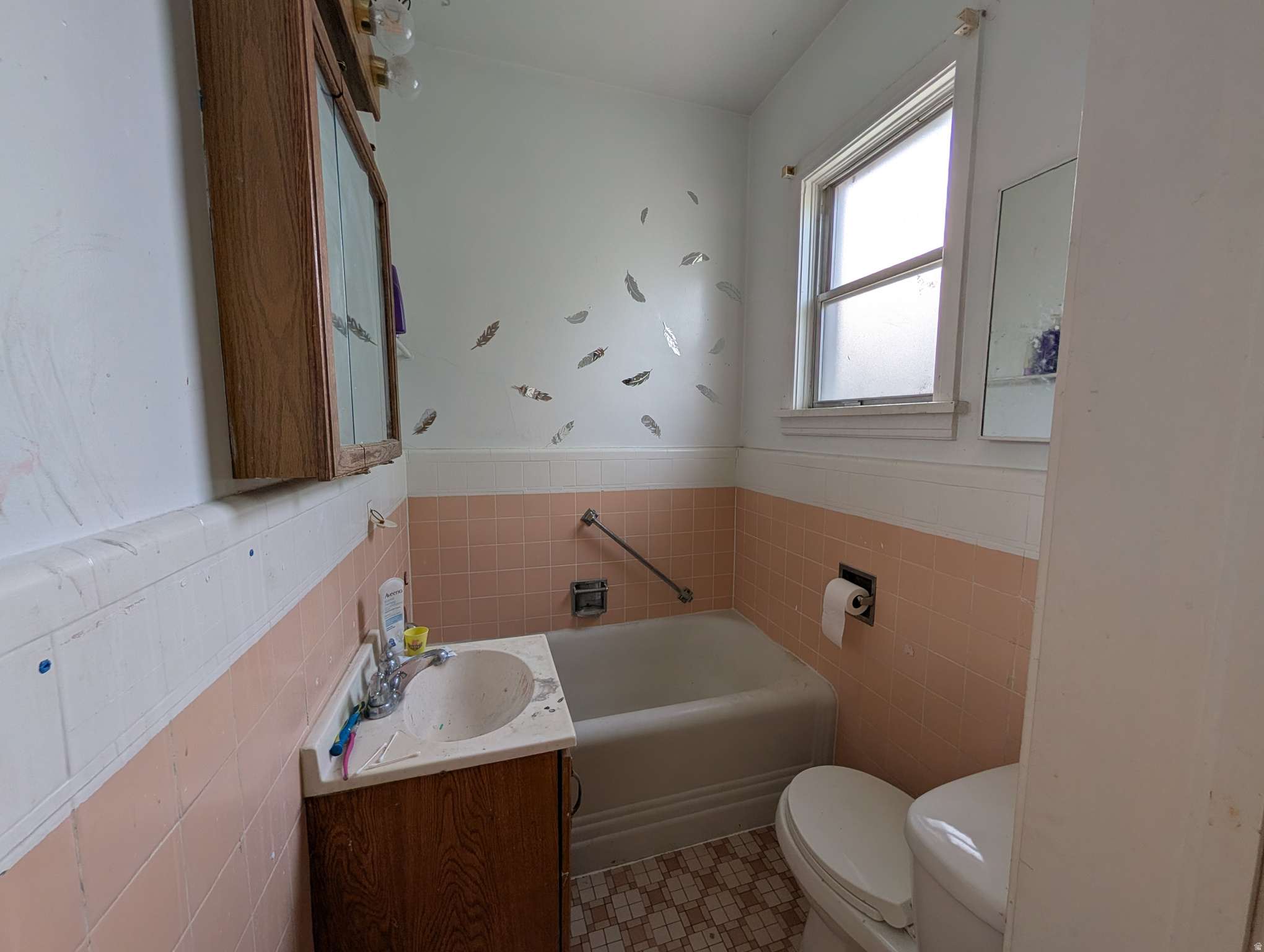 Main image without alt text
