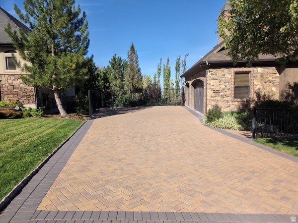 Photo of 660 E EAGLE RIDGE DR S, North Salt Lake, UT 84054 (MLS # 2183284)