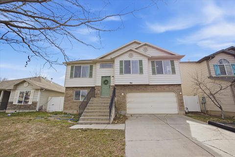 Photo of 961 YORK DR, North Salt Lake, UT 84054 (MLS # 2142767)
