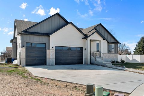 Tiny photo for 2291 E PARKSIDE CIR, South Ogden, UT 84403 (MLS # 2143364)
