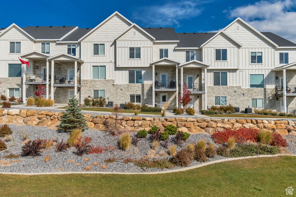 Photo of 1017 W VISTA RIDGE DR #120, Lehi, UT 84043 (MLS # 2119589)