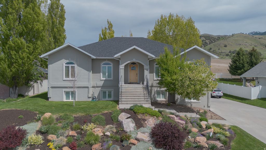 Photo of 122 N HILLSIDE DR E, Smithfield, UT 84335 (MLS # 2152062)