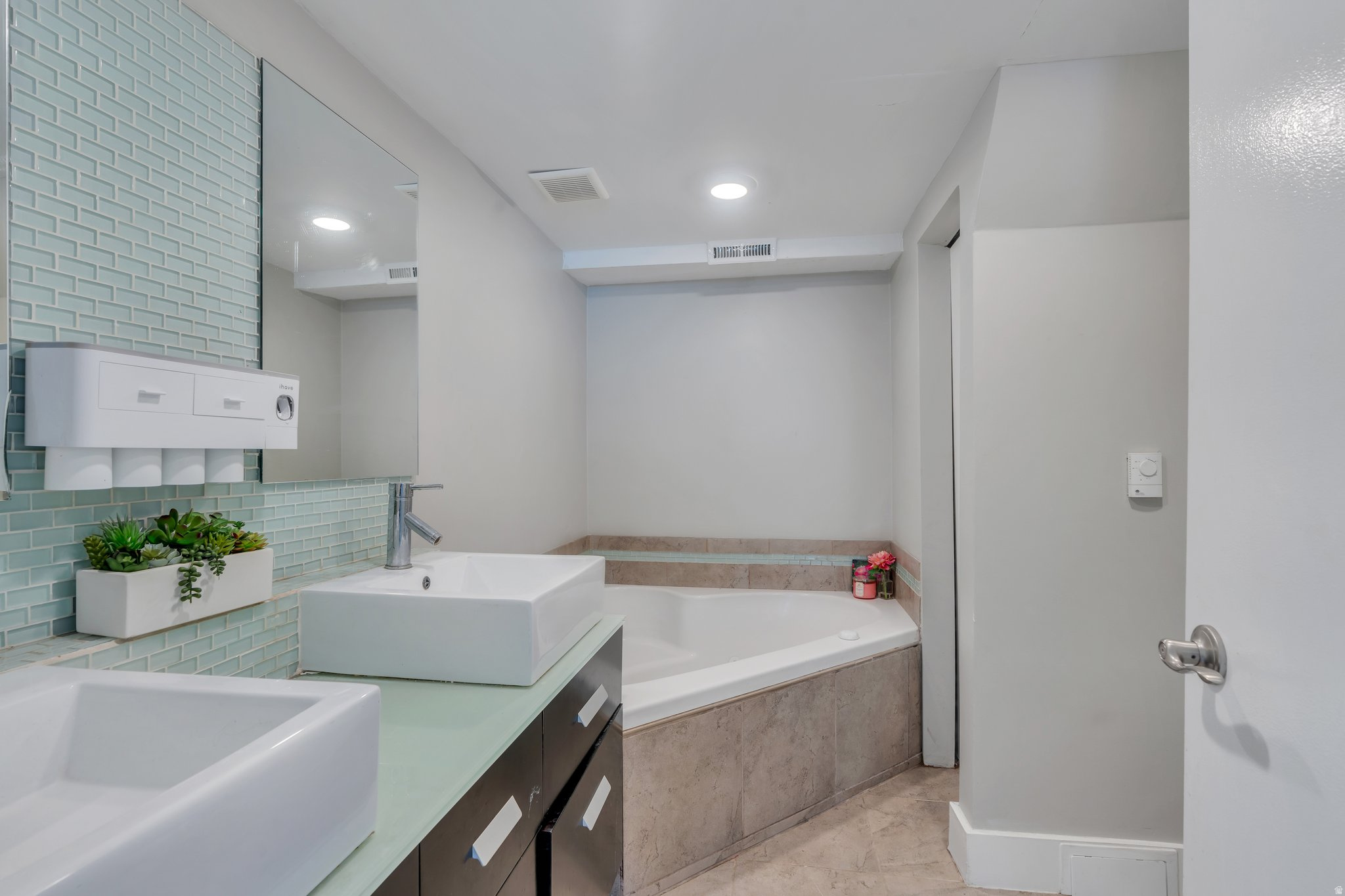 CRESTHOMES - Residential