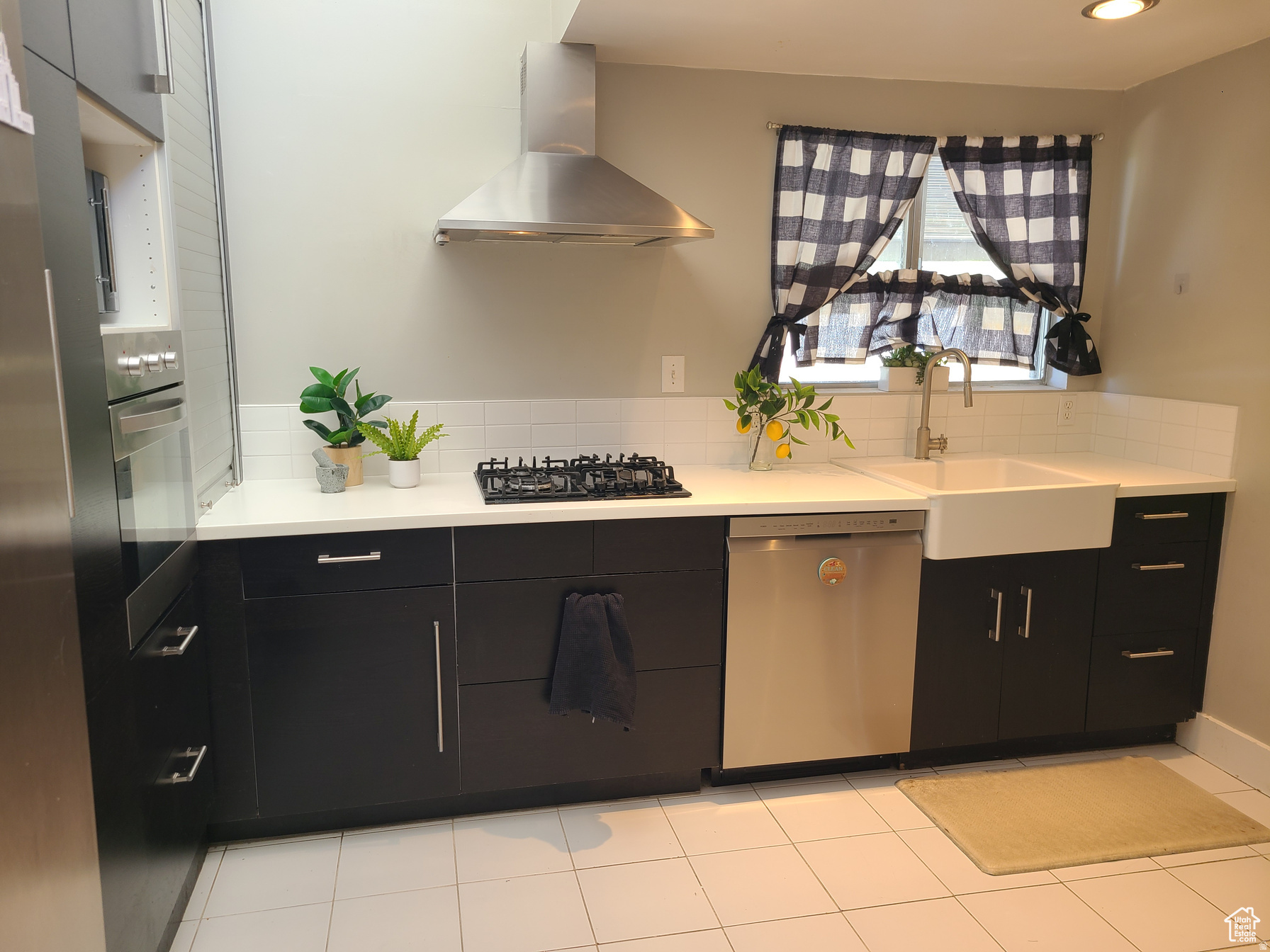 CRESTHOMES - Residential