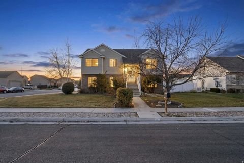 Photo of 962 S CHAPPEL VALLEY LOOP W, Lehi, UT 84043 (MLS # 2127205)