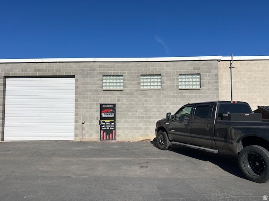 Great lease space in the heart of South Salt Lake. Great location with easy access to freeway. ! man door and one overhead door for access. Space is perfect for storage or for that new business  needing more space.  Call agent for more info or to show