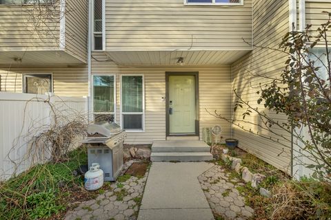 Photo of 5189 S GRAVENSTEIN PARK W, Murray, UT 84123 (MLS # 2139788)