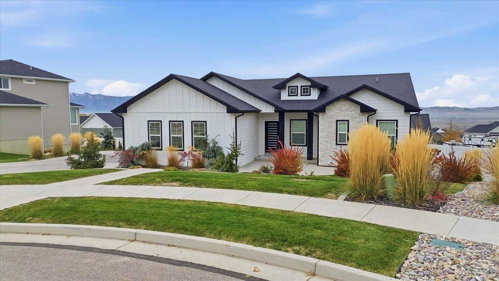 Photo of 125 N PINION PL, Hyde Park, UT 84318 (MLS # 2127724)