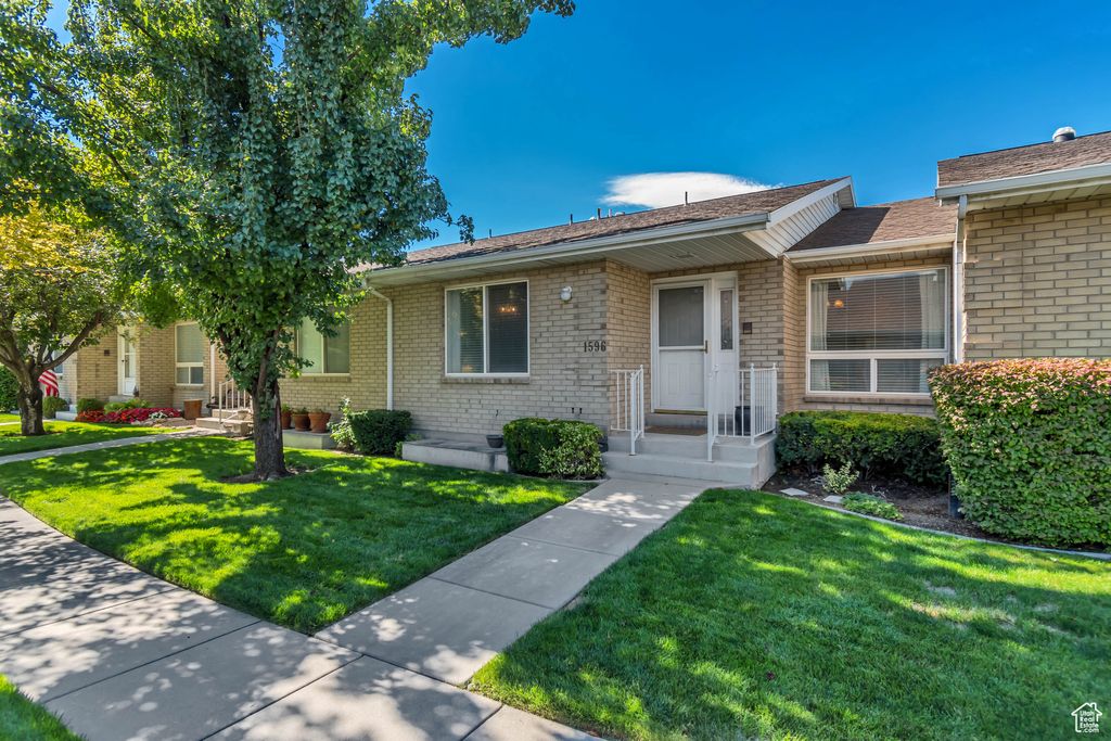 Photo of 1596 W CORNERSTONE WAY, South Jordan, UT 84095 (MLS # 2114673)