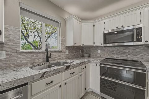 Tiny photo for 4521 W CARRIAGE LN N, Cedar Hills, UT 84062 (MLS # 2149002)