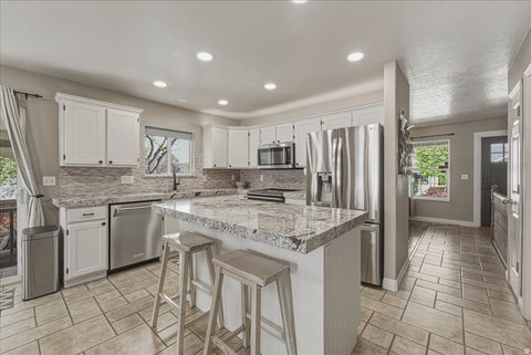 Tiny photo for 4521 W CARRIAGE LN N, Cedar Hills, UT 84062 (MLS # 2149002)