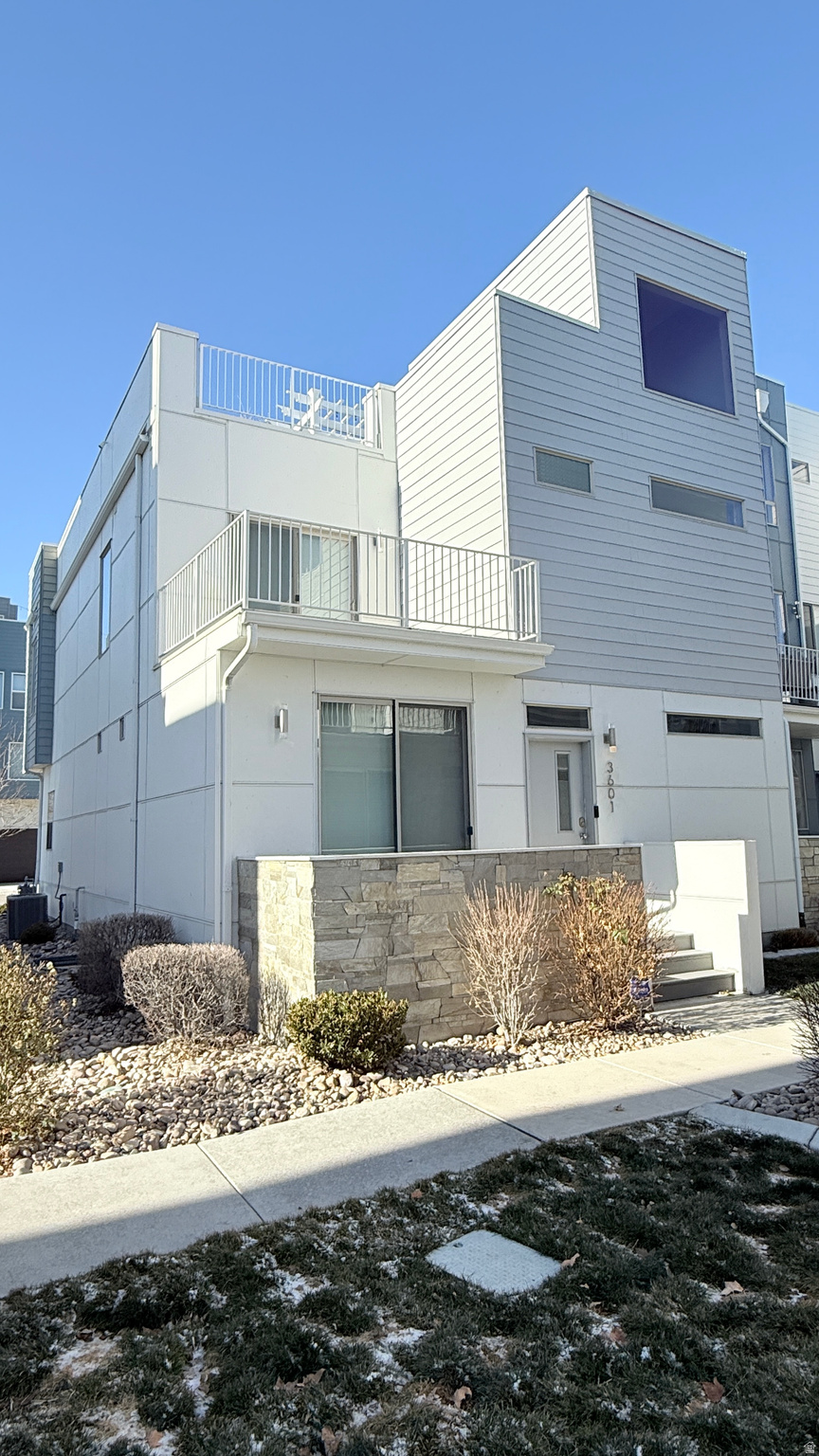 LOFTS ON REDWOOD - Residential