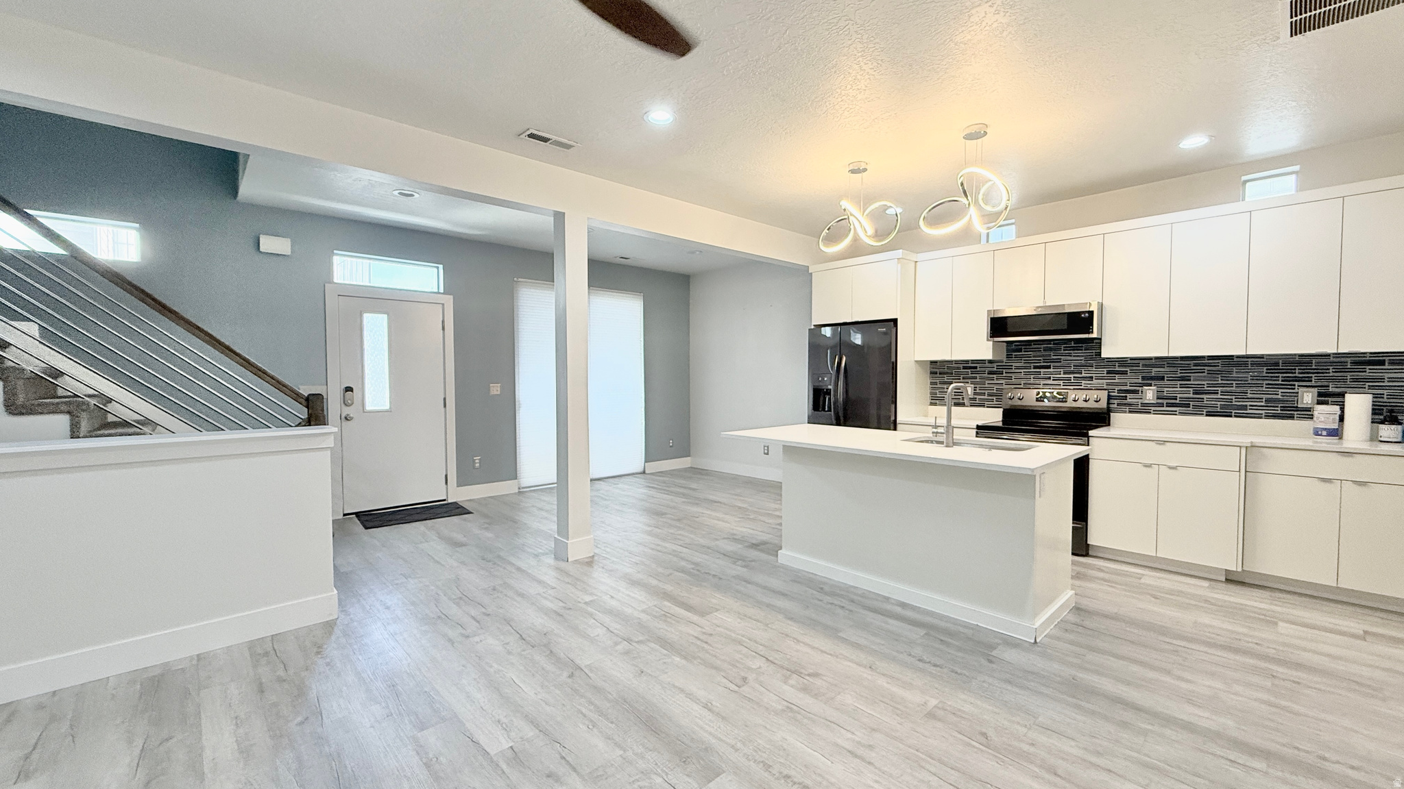 LOFTS ON REDWOOD - Residential