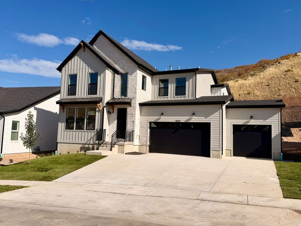 Photo of 1632 W CANYON RIM RD, Lehi, UT 84048 (MLS # 2122050)