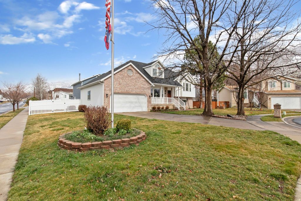 Photo of 23 CAVE HOLLOW CIR S, Farmington, UT 84025 (MLS # 2141750)