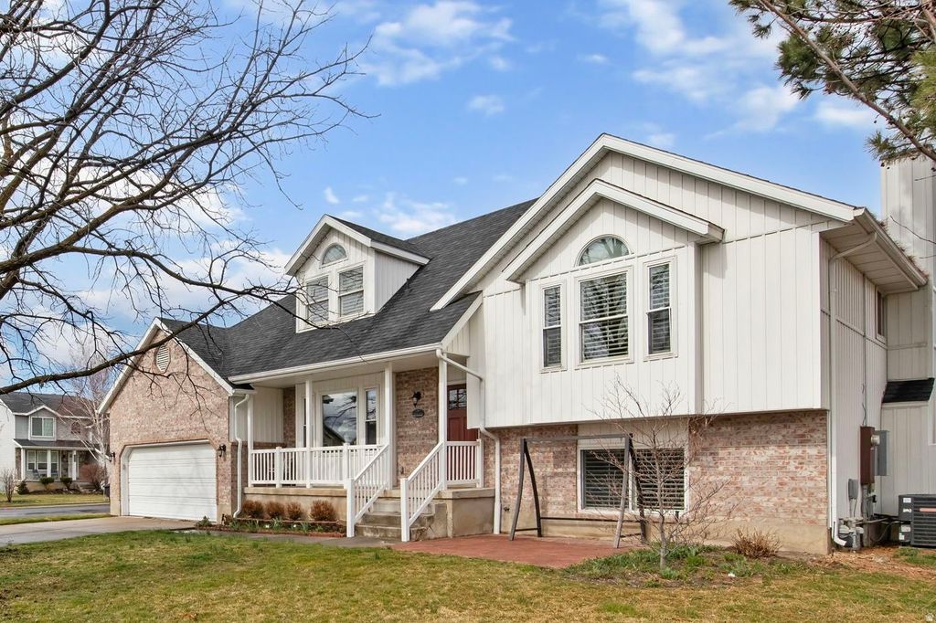 Photo of 23 CAVE HOLLOW CIR S, Farmington, UT 84025 (MLS # 2141750)