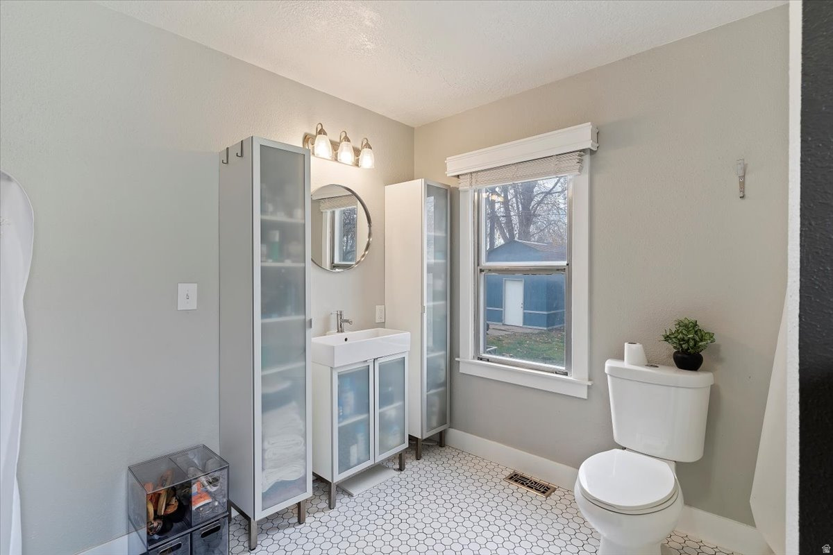 COUNTRY CLUB HEIGHTS - Residential