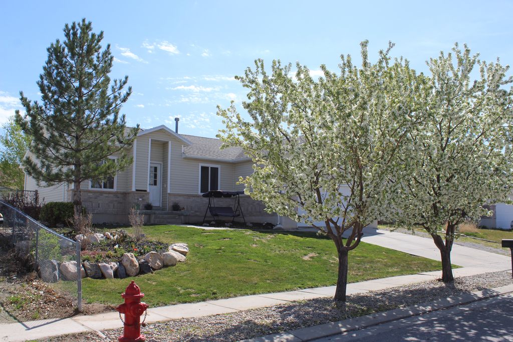 Photo of 70 N ASPEN Way E, Grantsville, UT 84029 (MLS # 2146617)