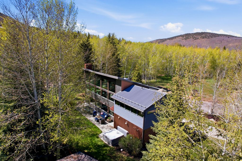 Photo of 33 PAYDAY DR, Park City, UT 84060 (MLS # 2157117)