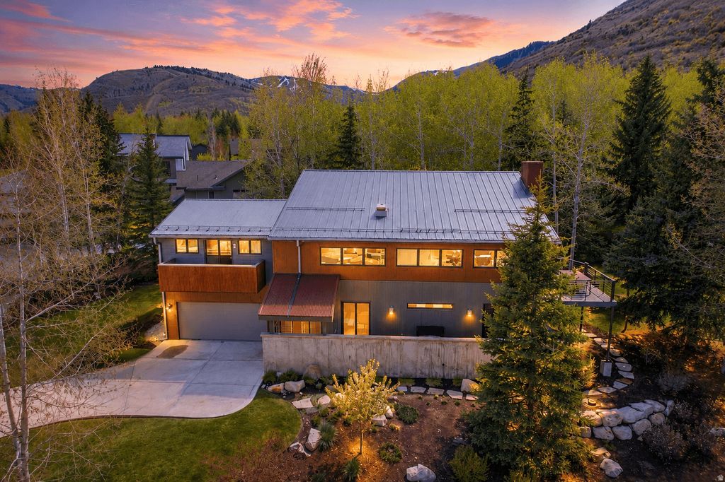 Photo of 33 PAYDAY DR, Park City, UT 84060 (MLS # 2157117)