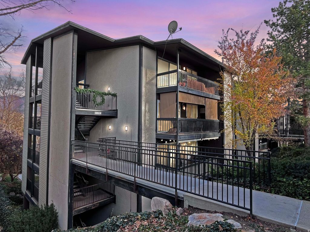 Photo of 4953 S EASTRIDGE LN #143, Salt Lake City, UT 84117 (MLS # 2123594)