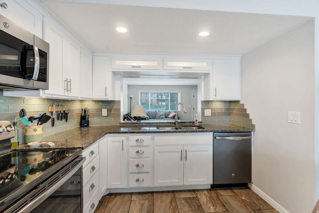 Photo of 825 E THREE FOUNTAINS CIR #6, Murray, UT 84107 (MLS # 2150592)