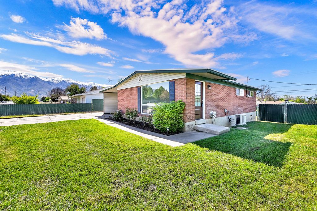 Photo of 31 W GORDON AVE, Layton, UT 84041 (MLS # 2155428)