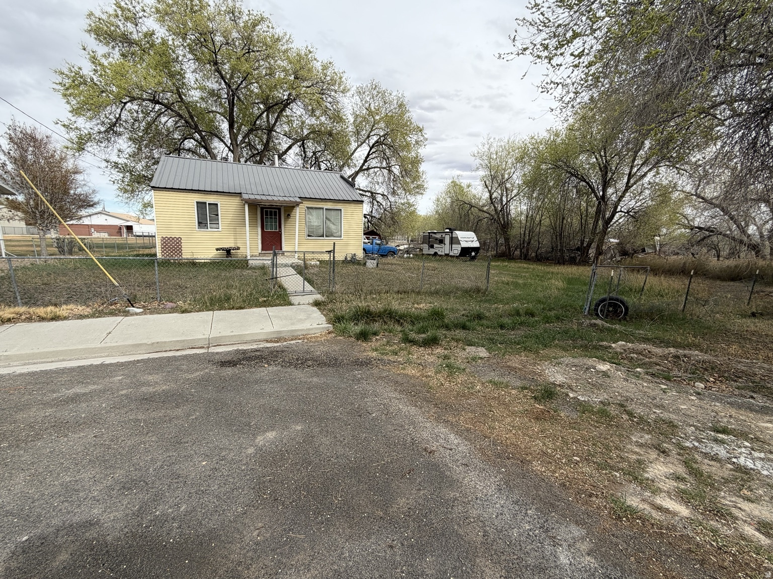 Main image without alt text