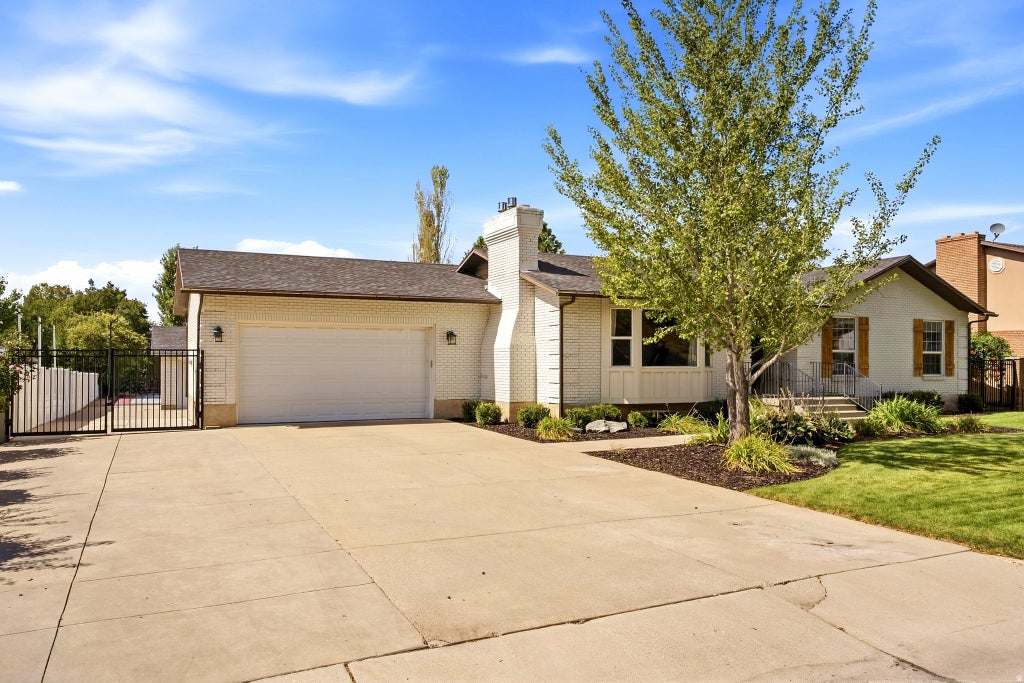 Photo of 105 N COUNTRY WAY, Fruit Heights, UT 84037 (MLS # 2186121)