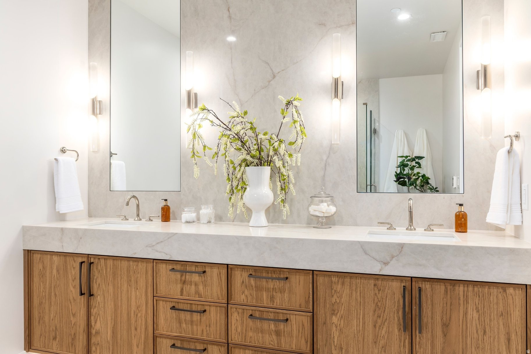 APRES CONDOS - Residential