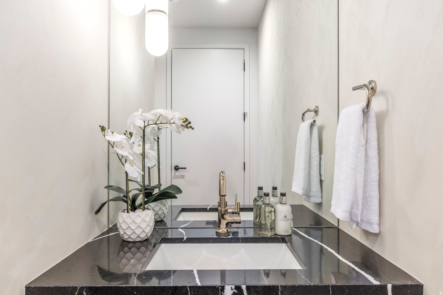 APRES CONDOS - Residential