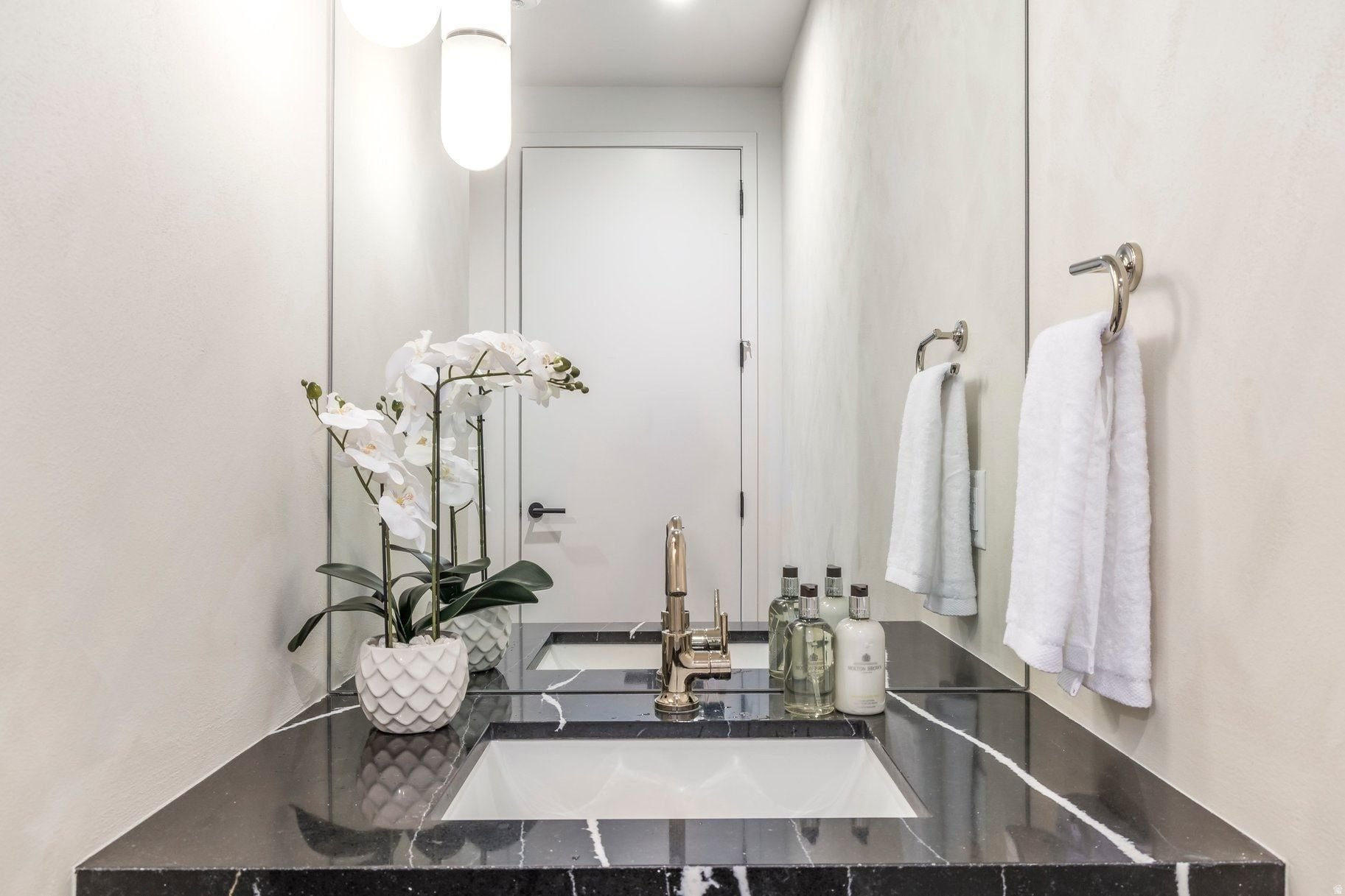 APRES CONDOMINIUMS - Residential