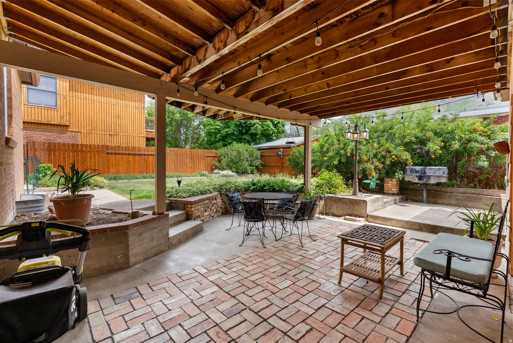 HILLCREST - Residential
