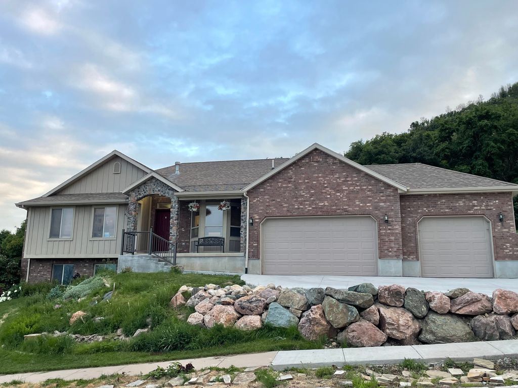 Photo of 414 JUNIPER CT, Wellsville, UT 84339 (MLS # 2136454)
