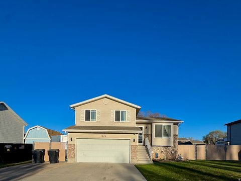 Tiny photo for 1616 N 725 W, Clinton, UT 84015 (MLS # 2144982)