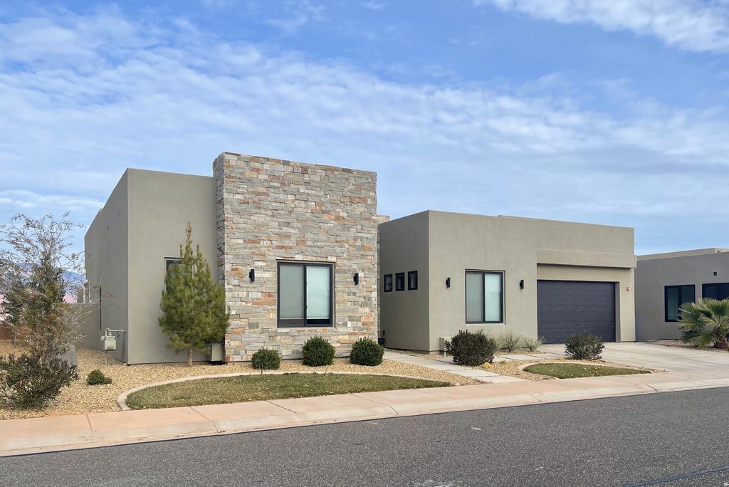 Photo of 5002 W 3175 S, Hurricane, UT 84737 (MLS # 2128230)