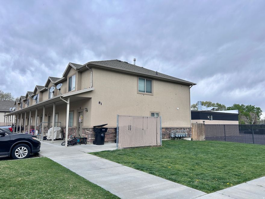 It's not often that you can find a nice and clean 3-bedroom townhome in this price range! Located in NE Brigham City with easy access to I-15 for easy commuting. All appliances including the washer/dryer/fridge are included. The $60/month HOA dues keeps your payments low. There's plenty of parking directly in front of the unit so you don't have to walk far to your front door. The kitchen features a large bar and there are lots of cabinets in the kitchen and more cabinets in the main-floor laundry room. The spacious primary bedroom has two separate closets and a fun window seat. Call your favorite agent to see this home!