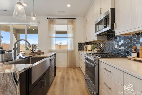 Tiny photo for 528 W GREEN MOUNTAIN DR, Saint George, UT 84790 (MLS # 2158356)