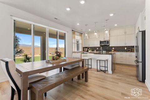 Tiny photo for 528 W GREEN MOUNTAIN DR, Saint George, UT 84790 (MLS # 2158356)