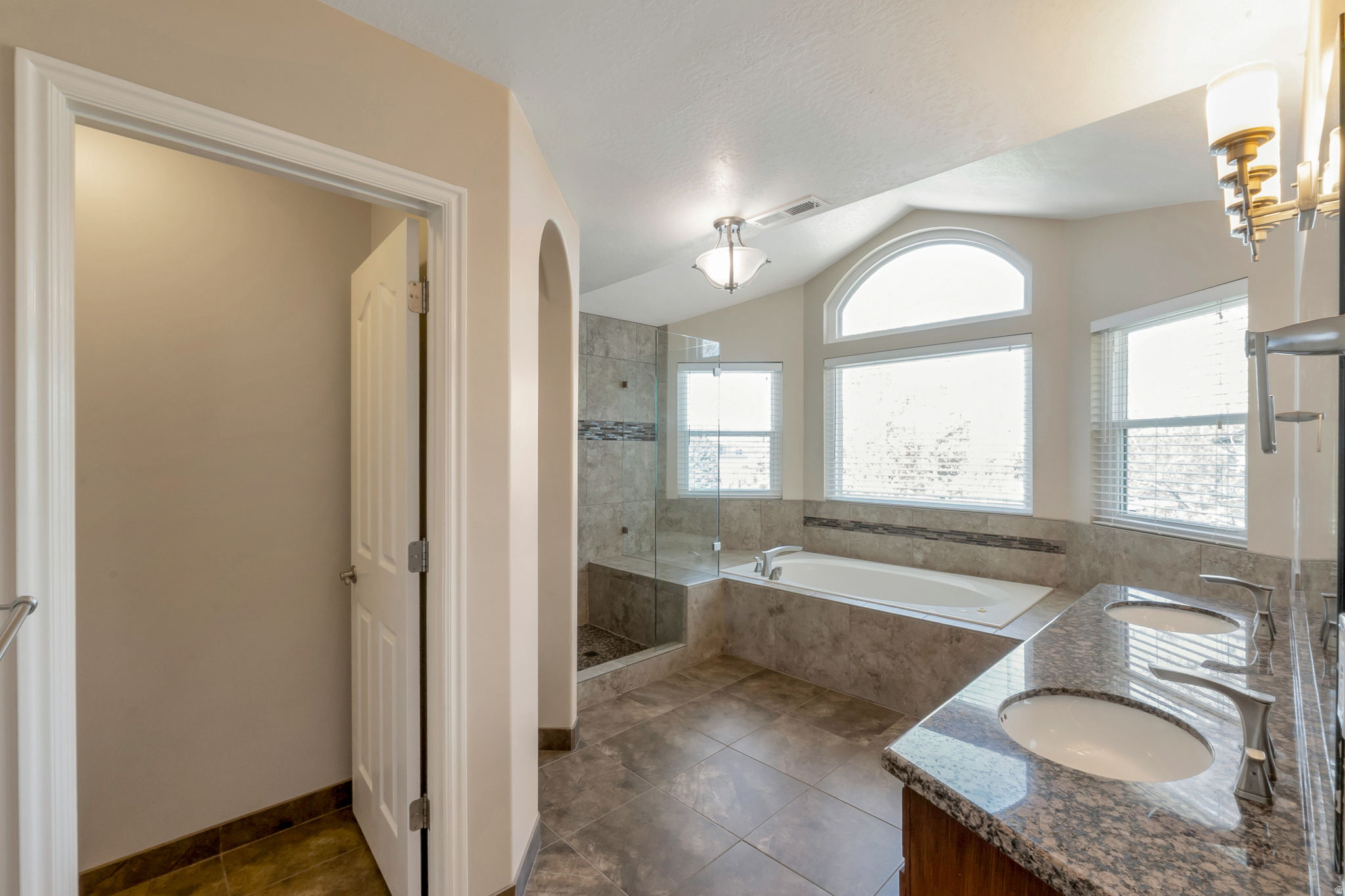 LINCOLN ESTATES - Residential