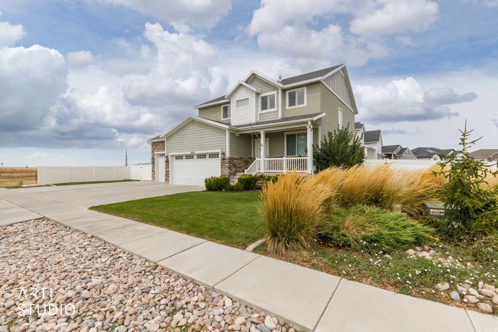 Photo of 3352 W 625 S, Syracuse, UT 84075 (MLS # 2179006)