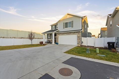 Tiny photo for 1596 W PARKVIEW DR, Syracuse, UT 84075 (MLS # 2127168)