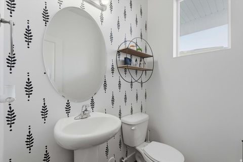 Tiny photo for 1596 W PARKVIEW DR, Syracuse, UT 84075 (MLS # 2127168)