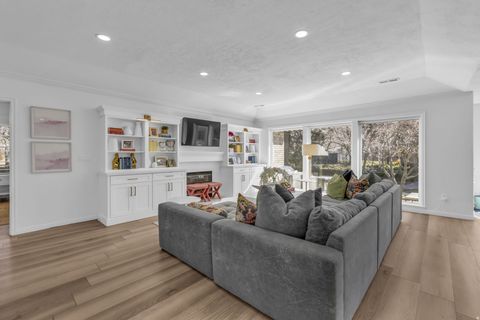 Tiny photo for 882 E WINDSOR LN N, Kaysville, UT 84037 (MLS # 2142833)