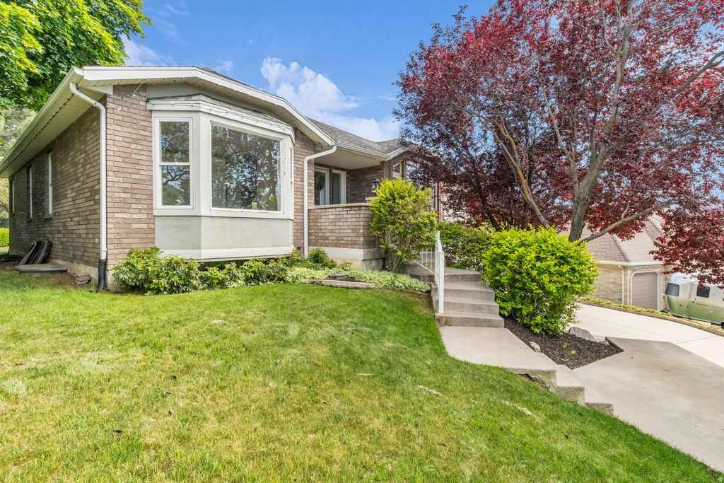 Photo of 882 E WINDSOR LN N, Kaysville, UT 84037 (MLS # 2142833)